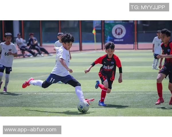 被踢出去的足球在空中飞翔的瞬间展现出的力量与美感 被踢出去的足球在空中飞翔的瞬间展现出的力量与美感