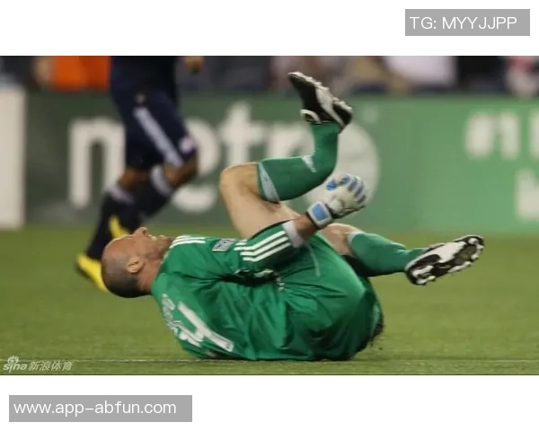 足球场上意外事故引发的断腿事件及其对运动员安全的深刻反思 足球场上意外事故引发的断腿事件及其对运动员安全的深刻反思