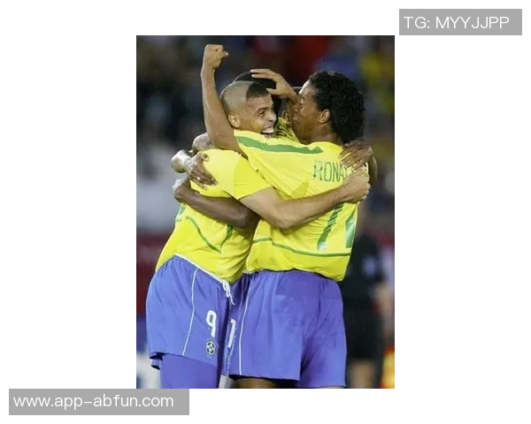 足球大罗小罗传奇对决：两代球王的辉煌与梦想交织的故事